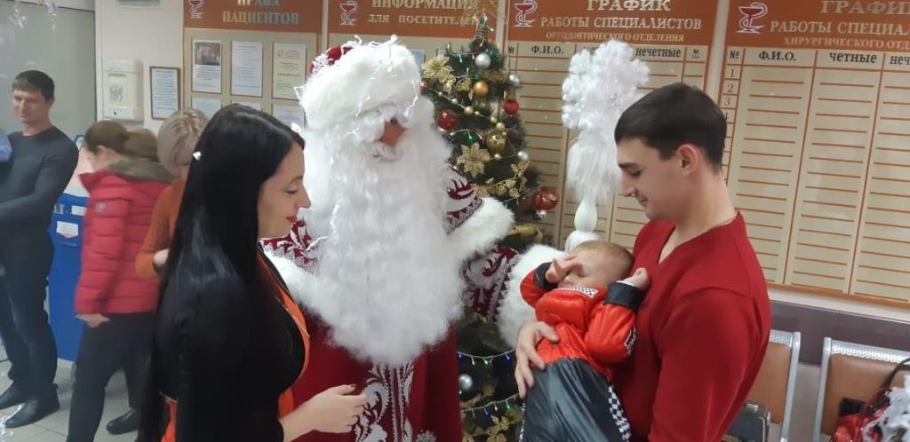 Дед Мороз со Снегурочкой навестили детей сотрудников Краевой стоматологической поликлиники