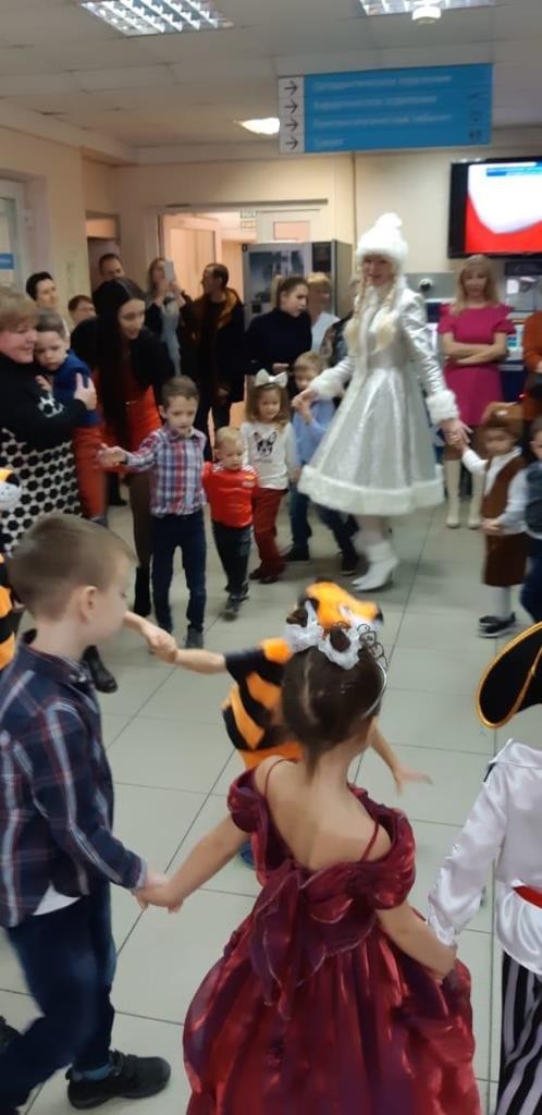 Дед Мороз со Снегурочкой навестили детей сотрудников Краевой стоматологической поликлиники