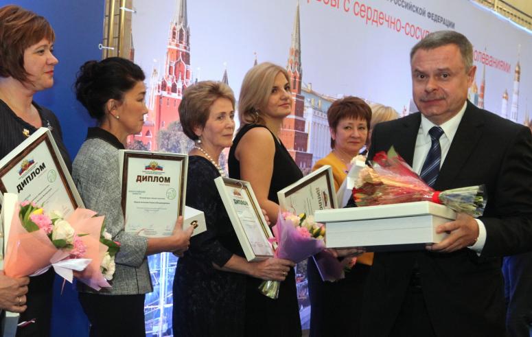 О. В. Цымбалов передал свою денежную премию, полученную  во Всероссийском конкурсе «Лучший врач года», в пользу шестилетней Маргариты Литовки, страдающей острым лимфообластным лейкозом.