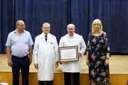 Вице-губернатор Анна Минькова посетила краевой госпиталь для ветеранов войн и вручила награды медицинским работникам