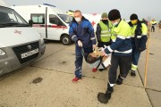На территории Краснодарского международного аэропорта сотрудники аварийно-спасательных служб провели учения по ликвидации возгорания самолета, эвакуации и спасения пассажиров