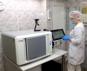 В микробиологическую лабораторию диагностического центра Краевой клинической больницы №2 установили систему для автоматической идентификации микроорганизмов и определения чувствительности к антимикробным препаратам